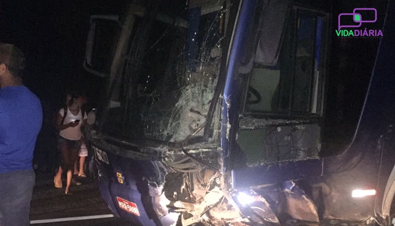 Resultado de imagem para Acidente entre ônibus e carro deixa um morto na BR-101 em Linhares, ES