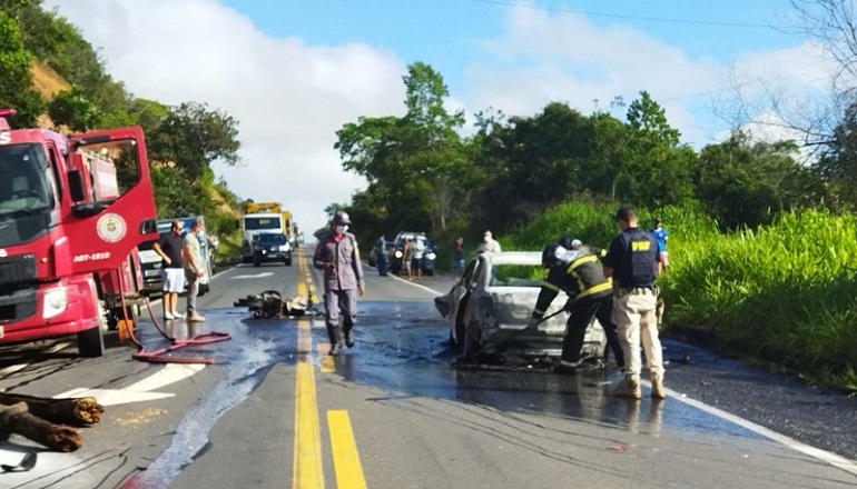 Acidente próximo à ‘Curva da Tarifa’ deixa um morto e dois veículos destruídos pelo fogo