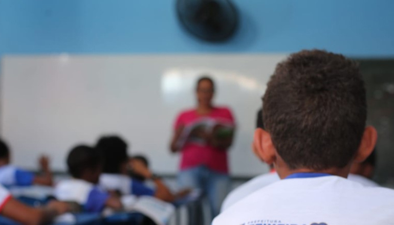 Prefeitura de Teixeira aumenta 10,5% do salário dos professores e coordenadores escolares da rede municipal e já antecipa o pagamento do retroativo