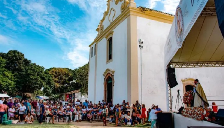 Multidão celebra Festa da Padroeira Nossa Senhora da Pena em Porto Seguro