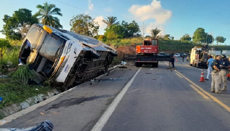 Tragédia na BR-101: Acidente com ônibus deixa pelo menos 08 mortos e vários feridos em Teixeira de Freitas