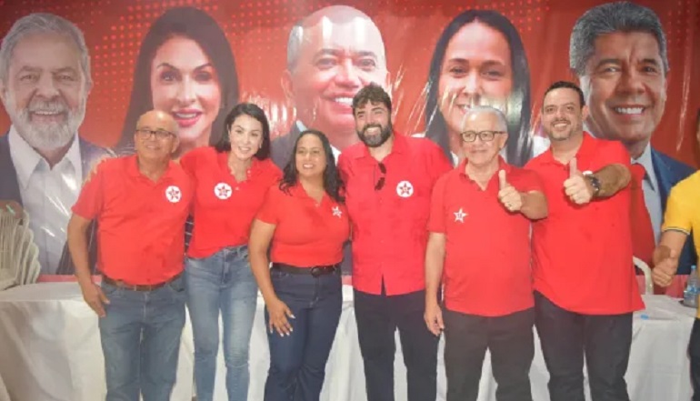 Professora Vaninha se filia ao PT e lança sua pré-candidatura à prefeitura de Caravelas