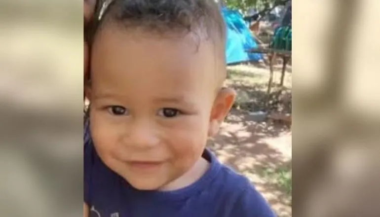 Criança de 1 ano e 8 meses morre após ser atropelada acidentalmente pelo pai