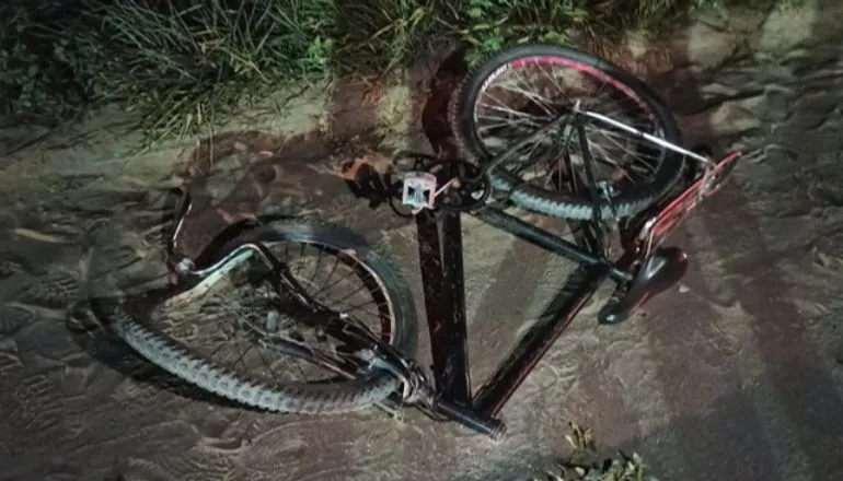 Grave: Acidente entre moto e bicicleta deixa três mortos em Teixeira de Freitas