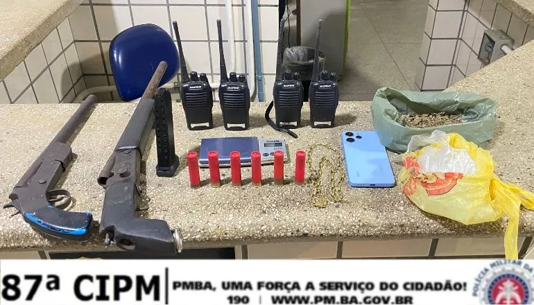 Polícia recupera moto roubada na noite anterior e apreende armas de fogo em Teixeira de Freitas