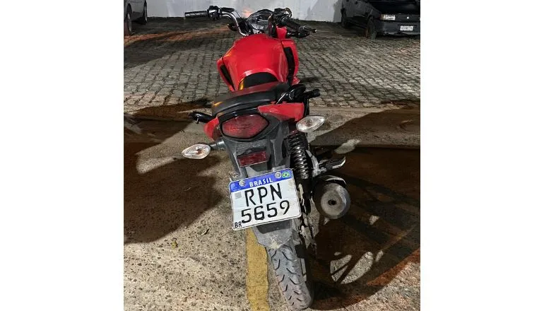 Polícia recupera moto roubada na noite anterior e apreende armas de fogo em Teixeira de Freitas