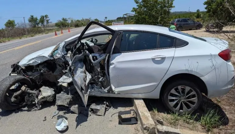 Colisão frontal na BR-101 em Itamaraju deixa uma pessoa gravemente ferida