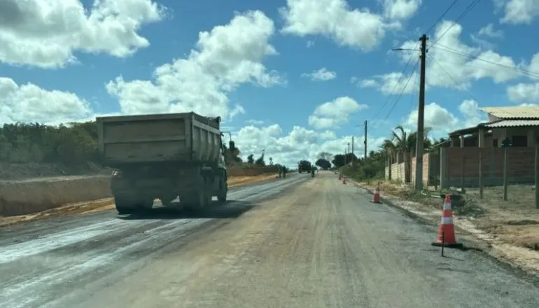 Obras de asfaltamento para Cumuruxatiba avançam e prometem impulsionar o turismo 