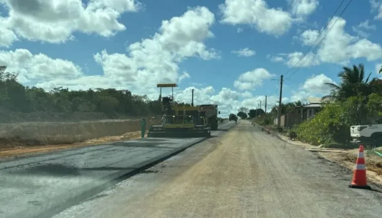 Obras de asfaltamento para Cumuruxatiba avançam e prometem impulsionar o turismo 