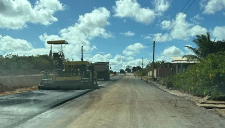 Obras de asfaltamento para Cumuruxatiba avançam e prometem impulsionar o turismo 