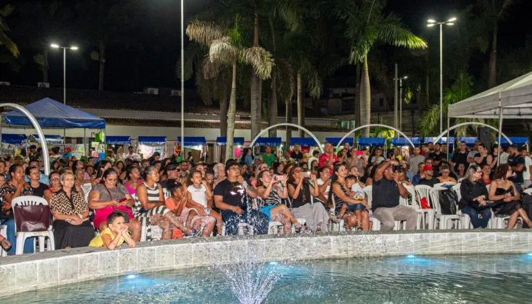 Praça Hilton Chicon se tornou palco para a arte teixeirense durante a Semana Cultural