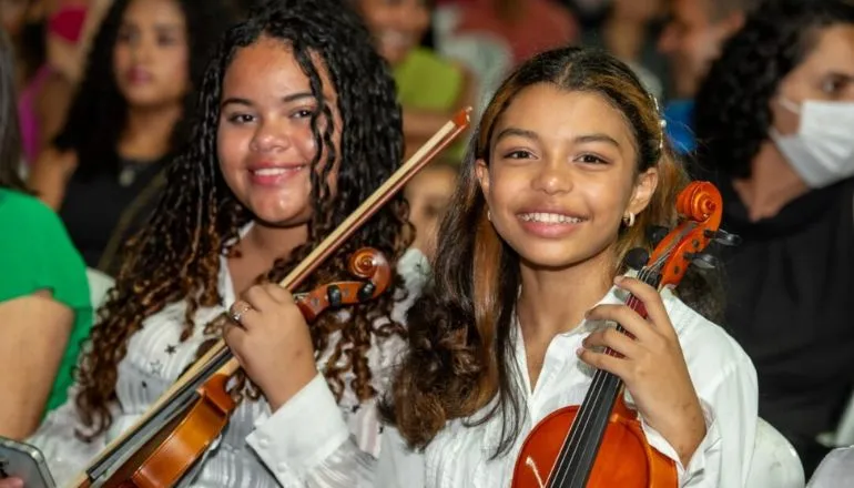 Praça Hilton Chicon se tornou palco para a arte teixeirense durante a Semana Cultural