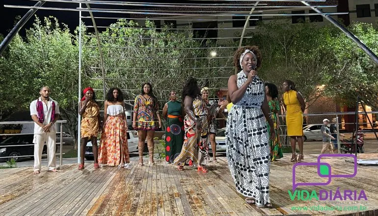 Primeiro Feriado Nacional do Dia da Consciência Negra é comemorado pela Chega Chegando com desfile, capoeira e muita música: Conexão BA foi patrocinadora do evento