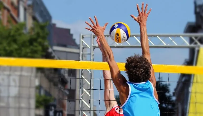 Inscrições para aulas de voleibol no Parque Municipal da Biquinha começam na próxima segunda (25)