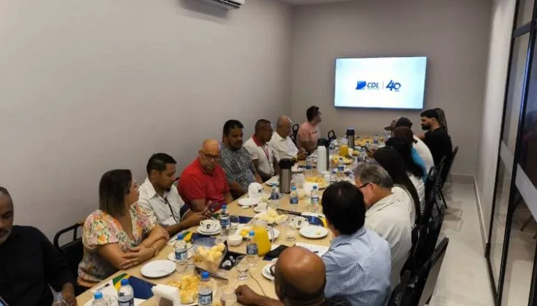 CDL promove café da manhã para comunicadores e reforça potencial econômico de Teixeira de Freitas