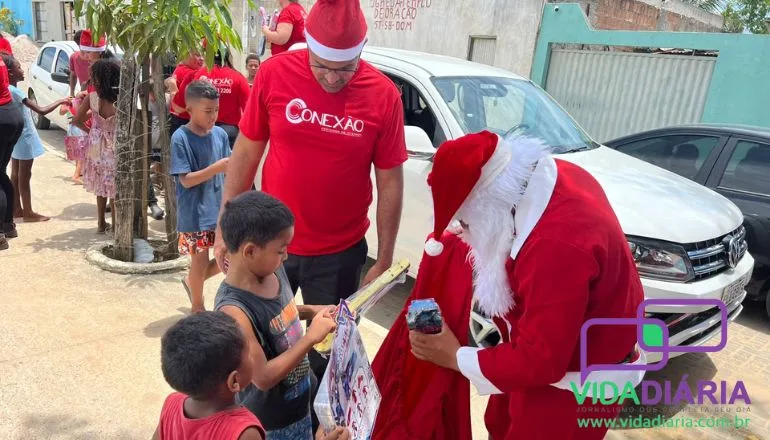 Conexão BA faz entrega de presentes para várias crianças em diversos bairros de Teixeira