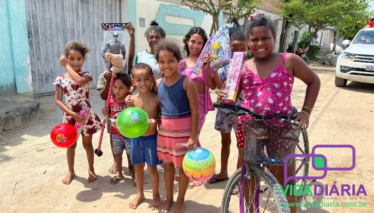 Conexão BA faz entrega de presentes para várias crianças em diversos bairros de Teixeira