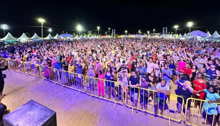 Multidão se agita com Axé Music na 1ª noite do Festival da Virada 2024 em Mucuri