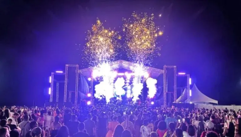 Mucuri reúne artistas locais e nacionais no 2º dia do Festival da Virada 2024 na Arena Praia da Barra