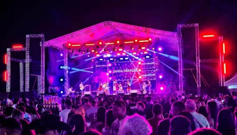 Mucuri reúne artistas locais e nacionais no 2º dia do Festival da Virada 2024 na Arena Praia da Barra