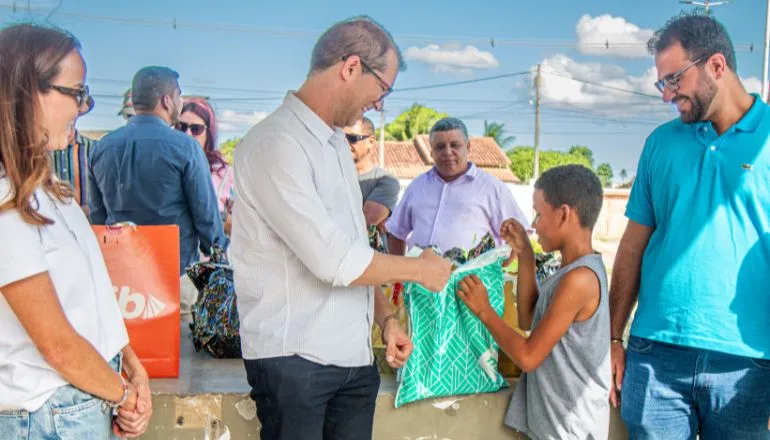 Prefeitura entregou chuteiras e incentivou o esporte para jovens de Teixeira de Freitas