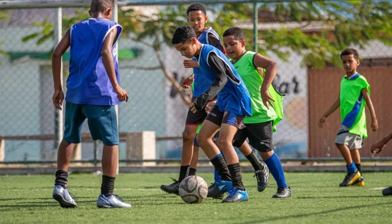 Prefeitura entregou chuteiras e incentivou o esporte para jovens de Teixeira de Freitas