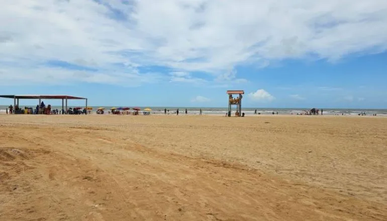 Grandes atrações, praias cheias e segurança reforçada marcam início do Carnaval 2025 em Mucuri