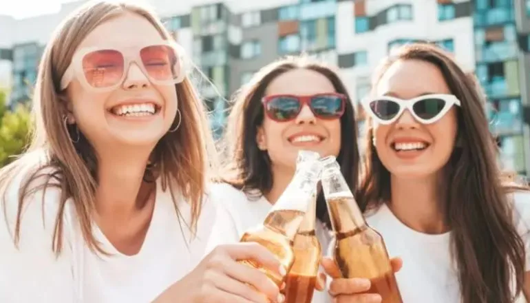 O que comer para desinchar após bebedeira no Carnaval?