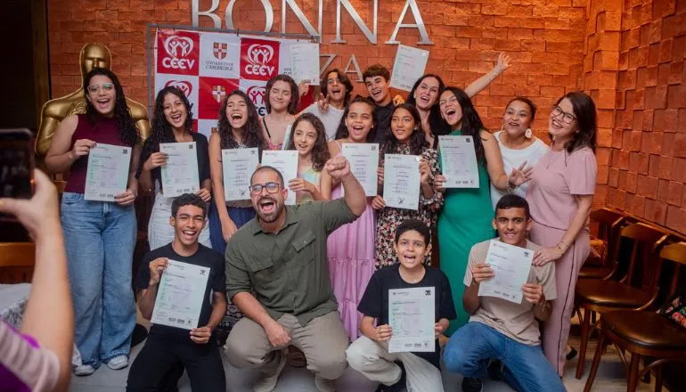 Conquista internacional: alunos do CEEV recebem certificados de Cambridge em noite especial