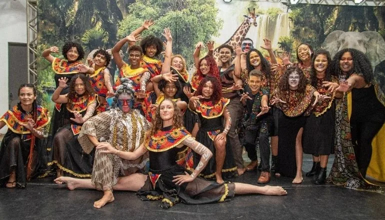 Espetáculo “O Rei Leão – O Musical” emociona público e celebra talentos da Casa da Cultura em Teixeira de Freitas