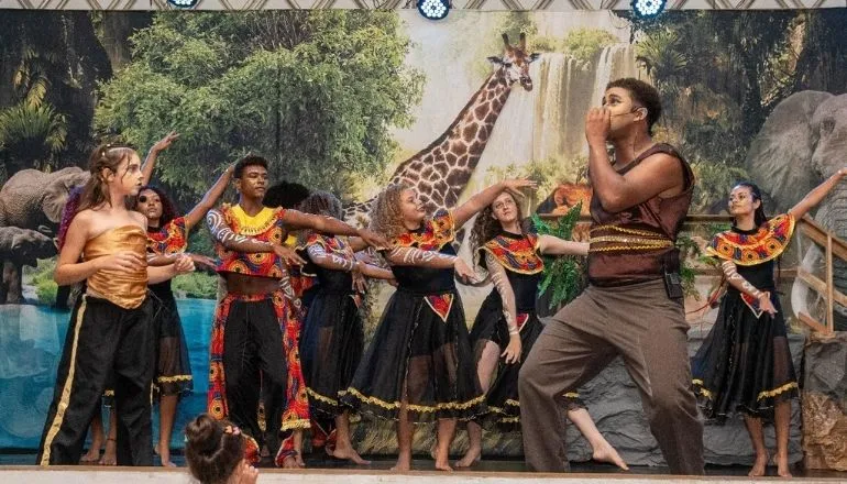 Espetáculo “O Rei Leão – O Musical” emociona público e celebra talentos da Casa da Cultura em Teixeira de Freitas