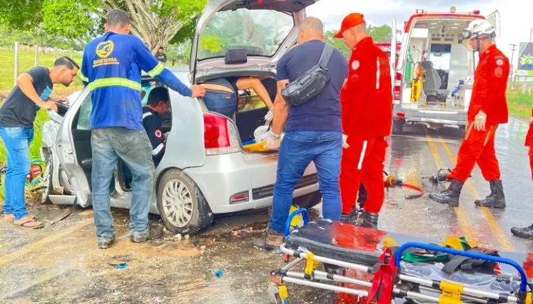 Grave acidente na BA-290 deixa três mortos e três feridos em colisão frontal em Teixeira de Freitas
