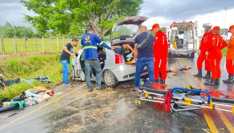 Grave acidente na BA-290 deixa três mortos e três feridos em colisão frontal em Teixeira de Freitas
