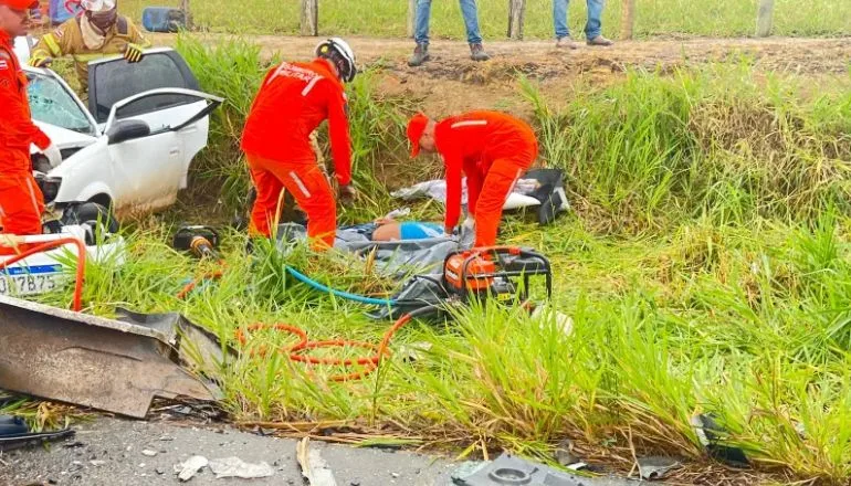 Grave acidente na BA-290 deixa três mortos e três feridos em colisão frontal em Teixeira de Freitas