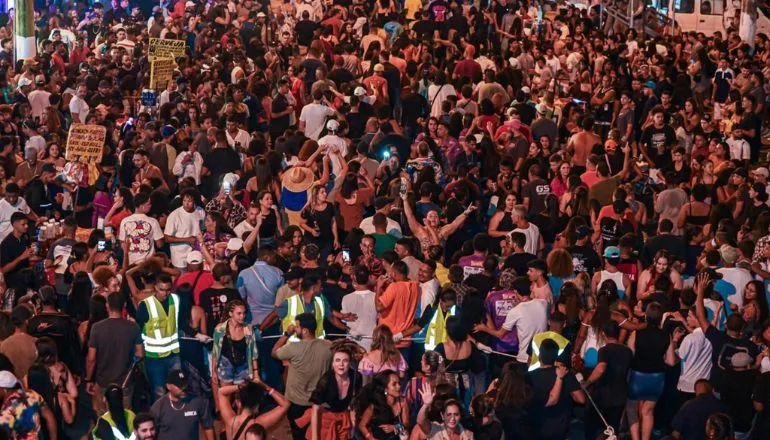 Milhares de foliões celebraram segundo dia da Micareta de Teixeira; entenda a relação com o axé music