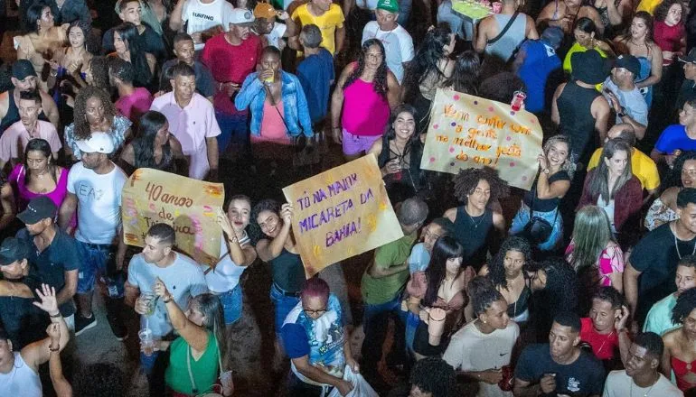 Milhares de foliões celebraram segundo dia da Micareta de Teixeira; entenda a relação com o axé music