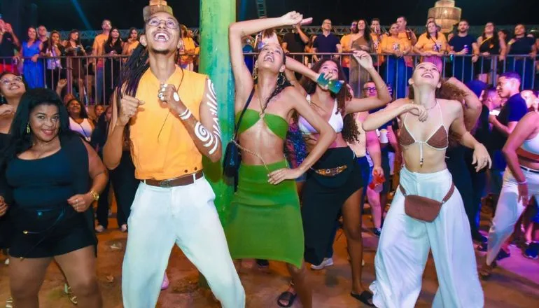 Milhares de foliões celebraram segundo dia da Micareta de Teixeira; entenda a relação com o axé music