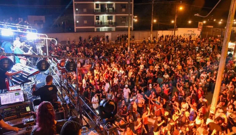 Milhares de foliões celebraram segundo dia da Micareta de Teixeira; entenda a relação com o axé music
