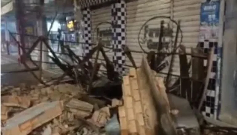 Fachada de farmácia desaba na Avenida ACM em Itamaraju