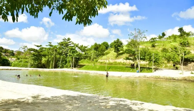 Prefeitura realiza manutenção no lago do Parque Municipal da Biquinha para garantir segurança e bem-estar