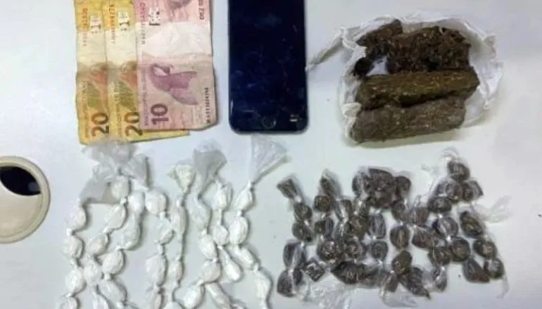 Tráfico de Drogas: Homem é preso com cocaína, maconha e dinheiro em Eunápolis