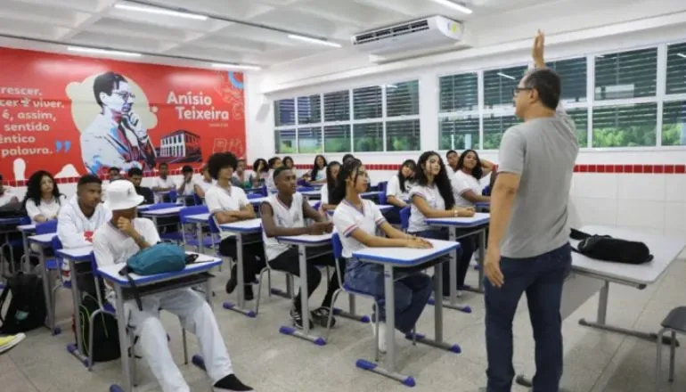 Bahia alcança liderança nacional em taxa de escolarização entre adolescentes
