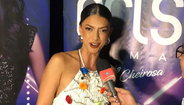 Cris Lima encanta Caravelas na última noite do São João 2025; prefeito Doutor Adalto prestigia de perto a festa
