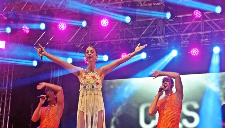 Cris Lima encanta Caravelas na última noite do São João 2025; prefeito Doutor Adalto prestigia de perto a festa