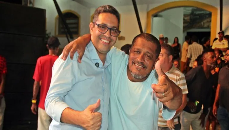 Cris Lima encanta Caravelas na última noite do São João 2025; prefeito Doutor Adalto prestigia de perto a festa
