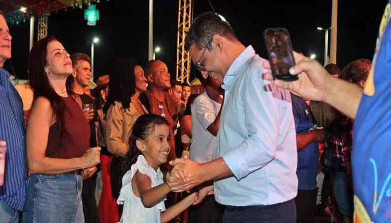 Cris Lima encanta Caravelas na última noite do São João 2025; prefeito Doutor Adalto prestigia de perto a festa