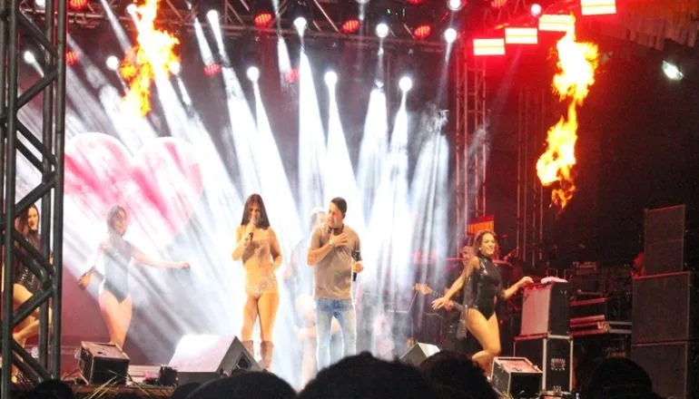 Cris Lima encanta Caravelas na última noite do São João 2025; prefeito Doutor Adalto prestigia de perto a festa