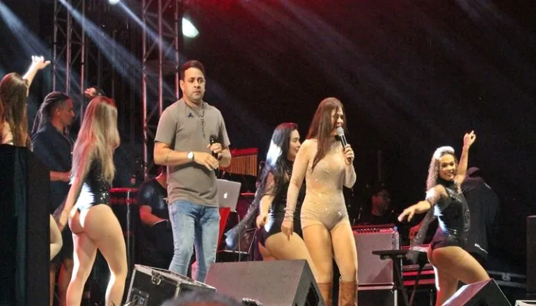 Cris Lima encanta Caravelas na última noite do São João 2025; prefeito Doutor Adalto prestigia de perto a festa