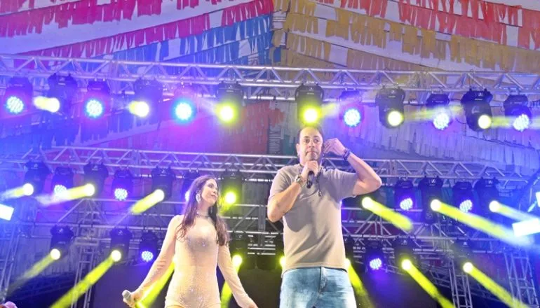 Cris Lima encanta Caravelas na última noite do São João 2025; prefeito Doutor Adalto prestigia de perto a festa