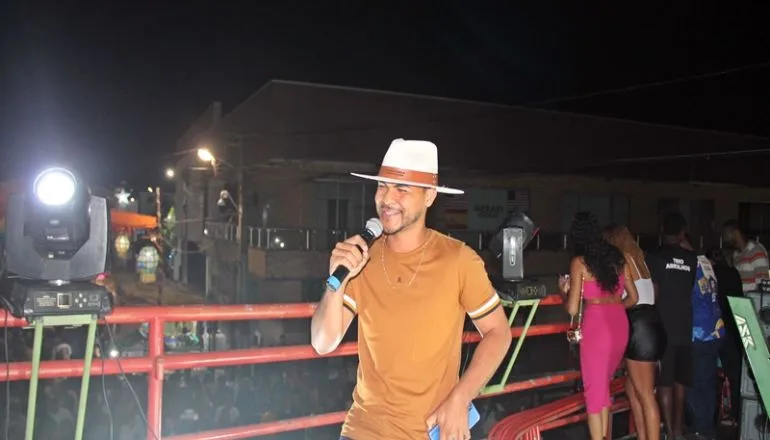 Cris Lima encanta Caravelas na última noite do São João 2025; prefeito Doutor Adalto prestigia de perto a festa